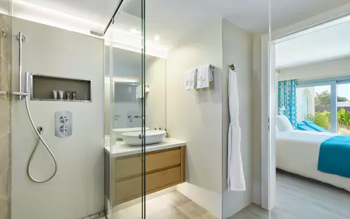 7P_Laguna-Suite-Swim-Up_W (5)